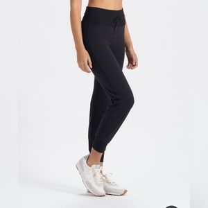 Vuori Daily Joggers